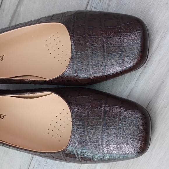 Trotters Croc Embossed Leather Flats NWOT - Picture 2 of 5